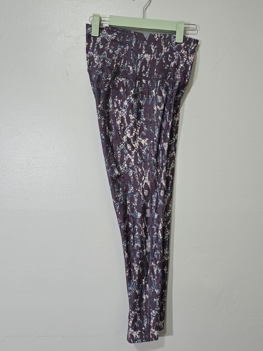 Flexure Snakeskin Printed Leggings in Purple - Picture 5 of 8